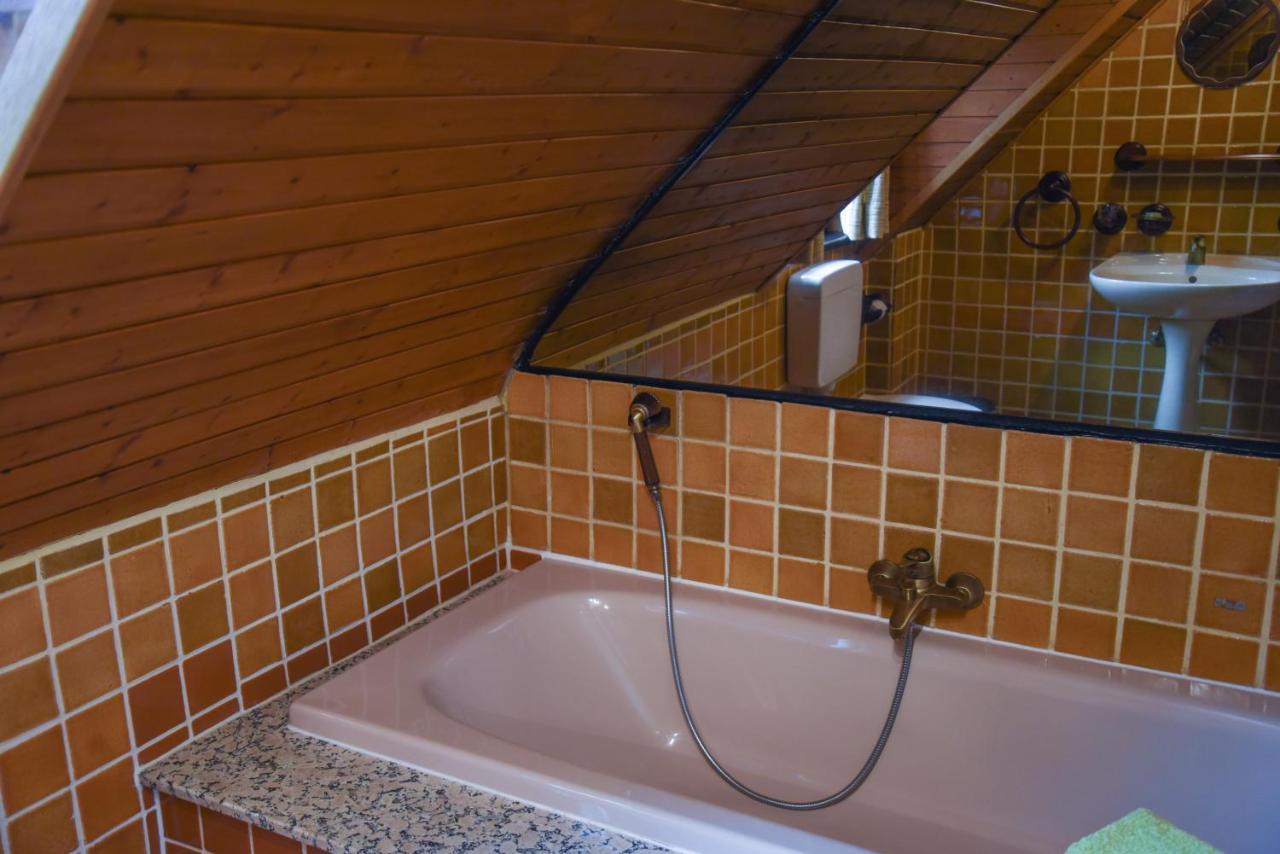 Gastehaus Eponada Villa Weisel Bagian luar foto