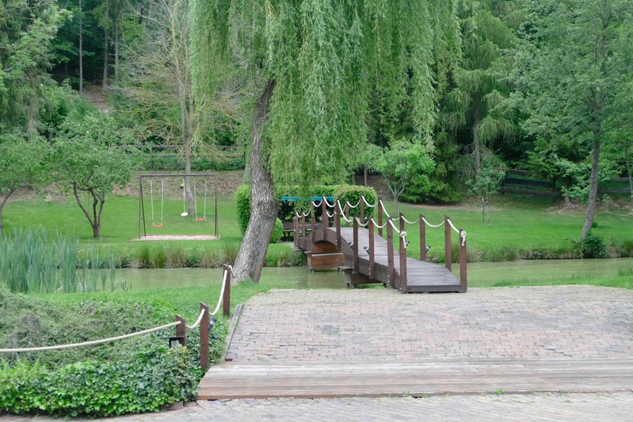 Gastehaus Eponada Villa Weisel Bagian luar foto