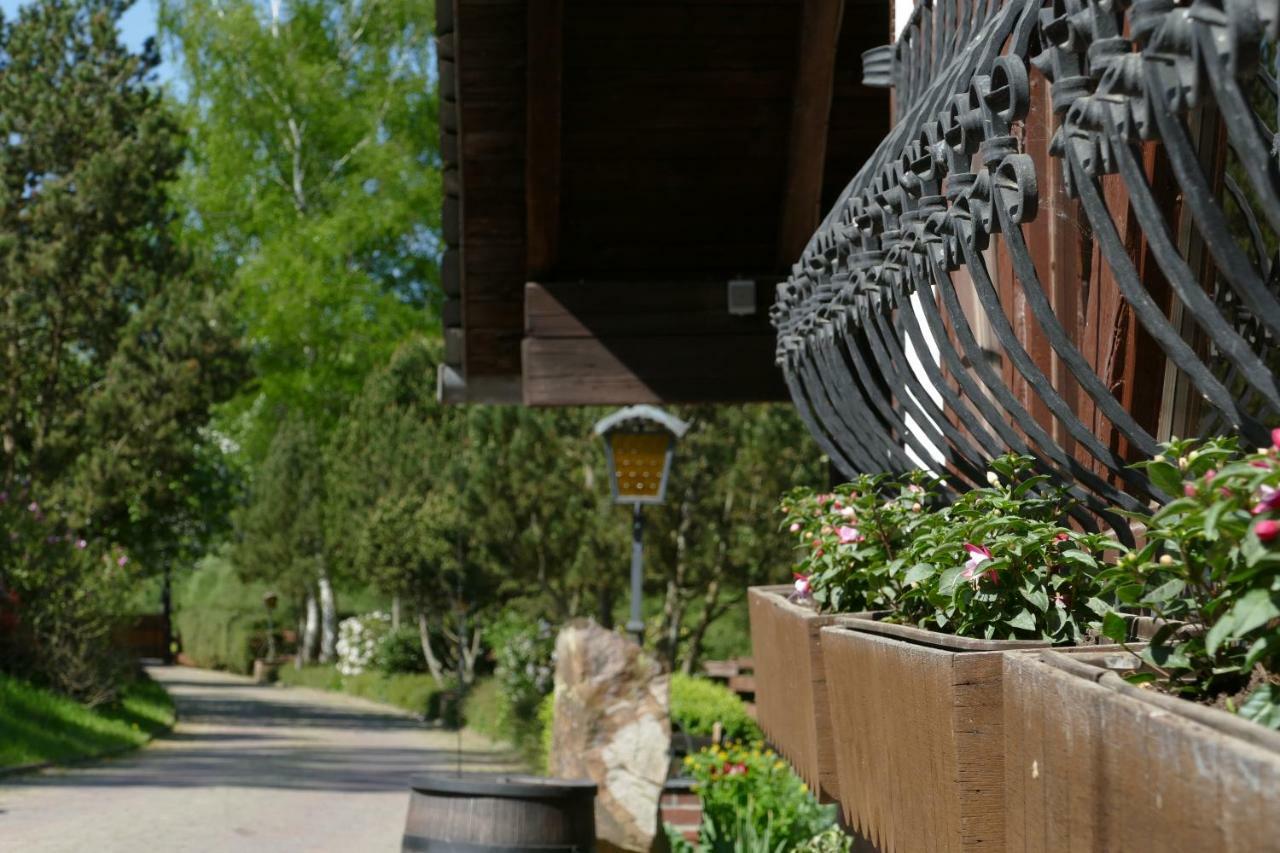 Gastehaus Eponada Villa Weisel Bagian luar foto